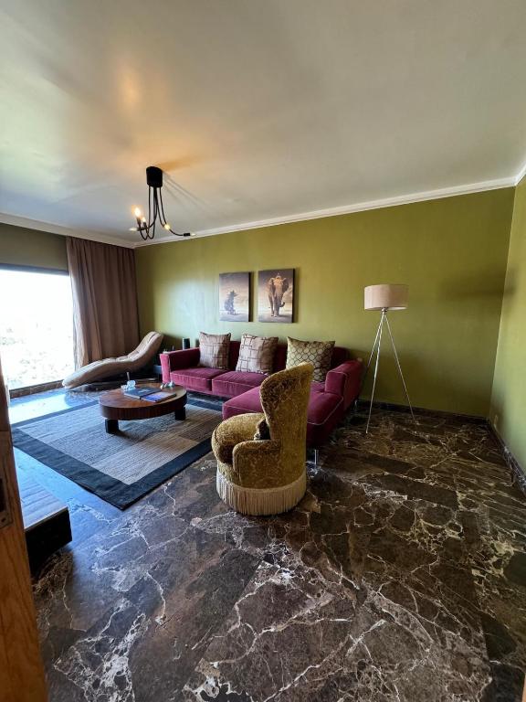 2BR Nile-View Apartment in Maadi with Stunning Views, Káhira