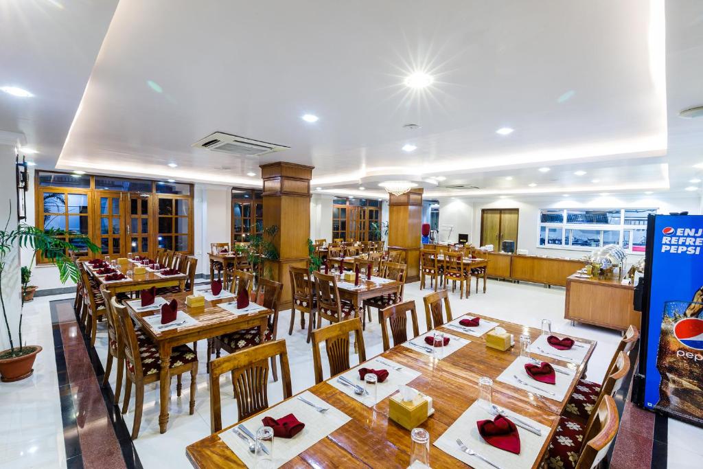 Restaurant, Hotel Earth Light, Chitwan National Park in Chitwan