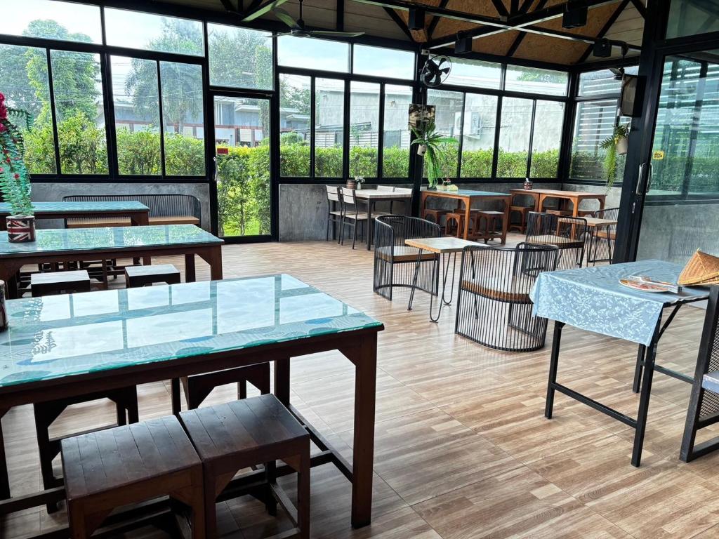 Restaurant, Le Park 23 Boutique Resort in Roi Et