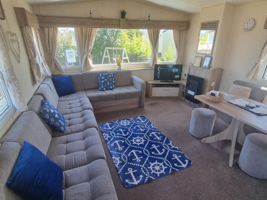 Pet-Friendly Caravan at Holiday Resort Unity, Brean photo 2