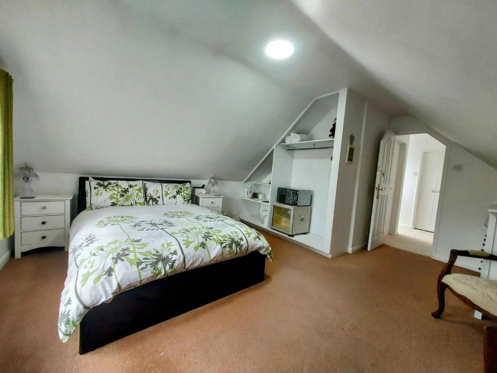 Capella - Peaceful, comfortable, rooms - Private Shower - Free Parking - corporate, professional, contractor, trades, crew, holiday, Village Stay, Bray