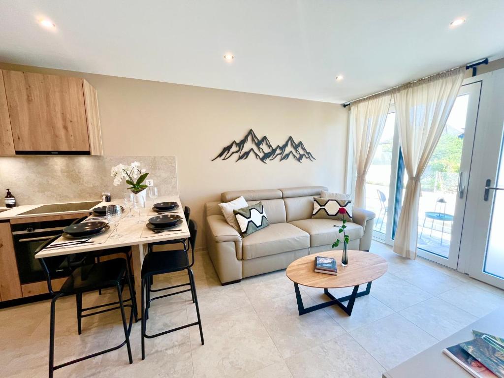 Lake and Trail, Free Parking, Near Nature and City, Neuchâtel