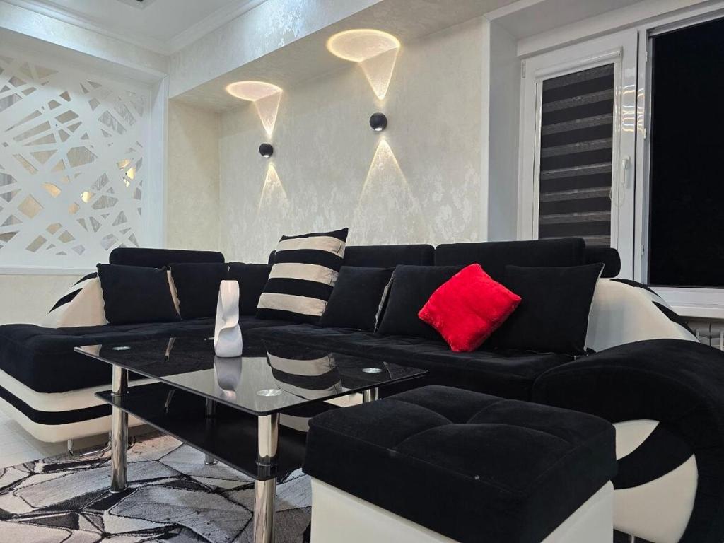 Loft Black and White plus red, Salor Bekati