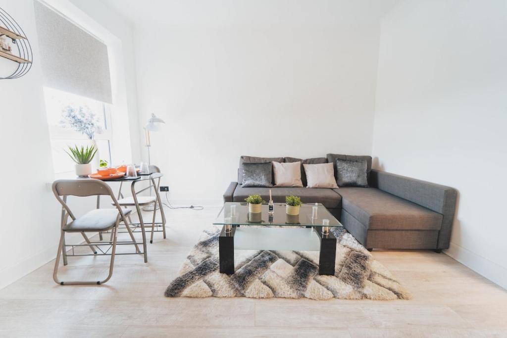 Spacious 1BHK with free Parking in Lanarkshire, Wishaw