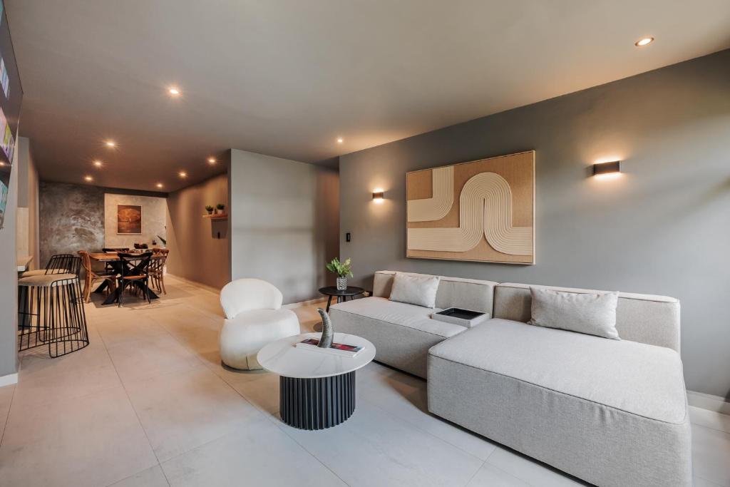 10th Street Three-Bedroom Jacuzzi & Billiard 201 - 4