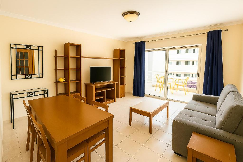 10 min walk to Rocha Beach, Portimão