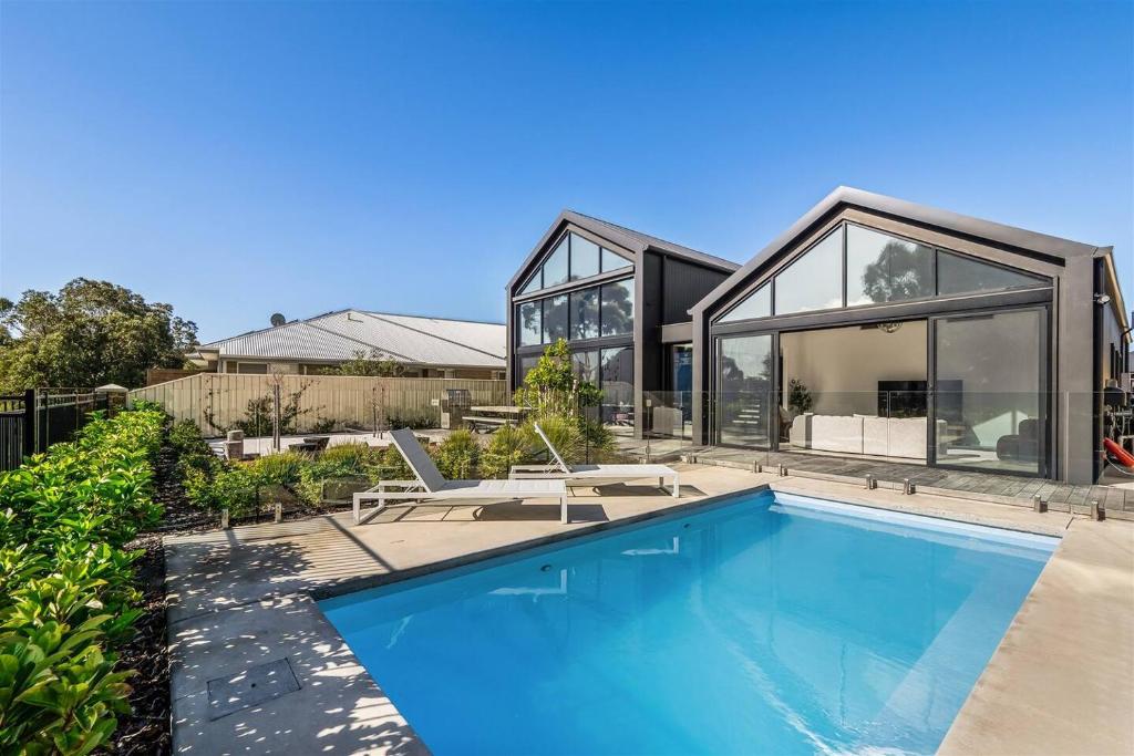 Ember and Aqua - Luxury Barnhouse on the Golf Course, Dunsborough