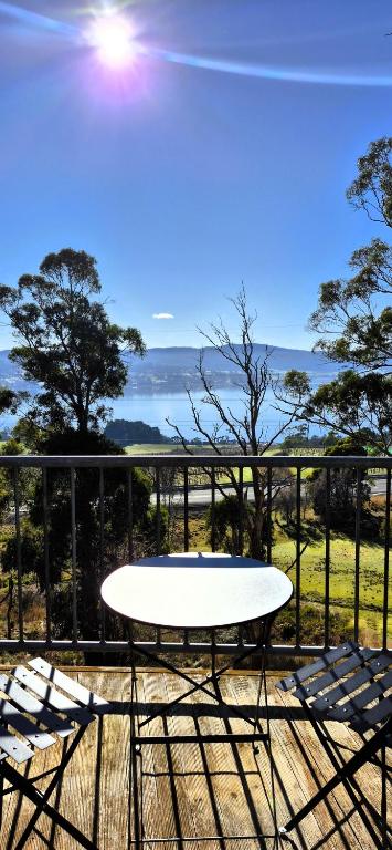 Tamar Tonic - Lush River Views, Grindelwald