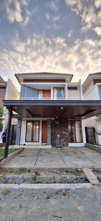 EMERALD Villa, Prampuan