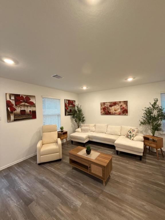 Modern 3BR 2BA Home - Family-Friendly Spring, TX, Spring