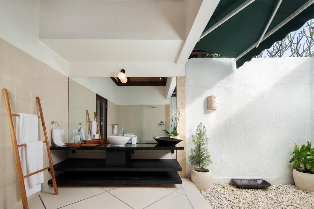 Rumah  m² dengan 9 kamar tidur dan 10 kamar mandi pribadi di Seminyak (HUGE 9BR/10BATHR Villa/Best Location/ 5min Beach)