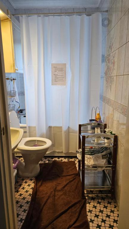 Room B - Single bedroom - B&B - shared with others - not private - hostel, Harstad