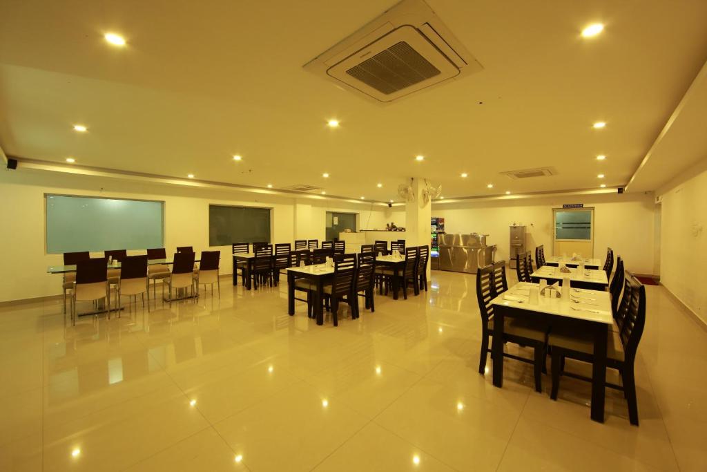 Restaurant, Sara Hotels and Apartments in Kochi