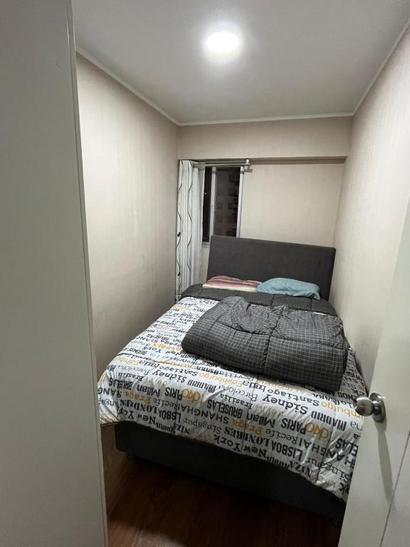 Habitación con cama matrimonial en dpto tipo roomie - 2