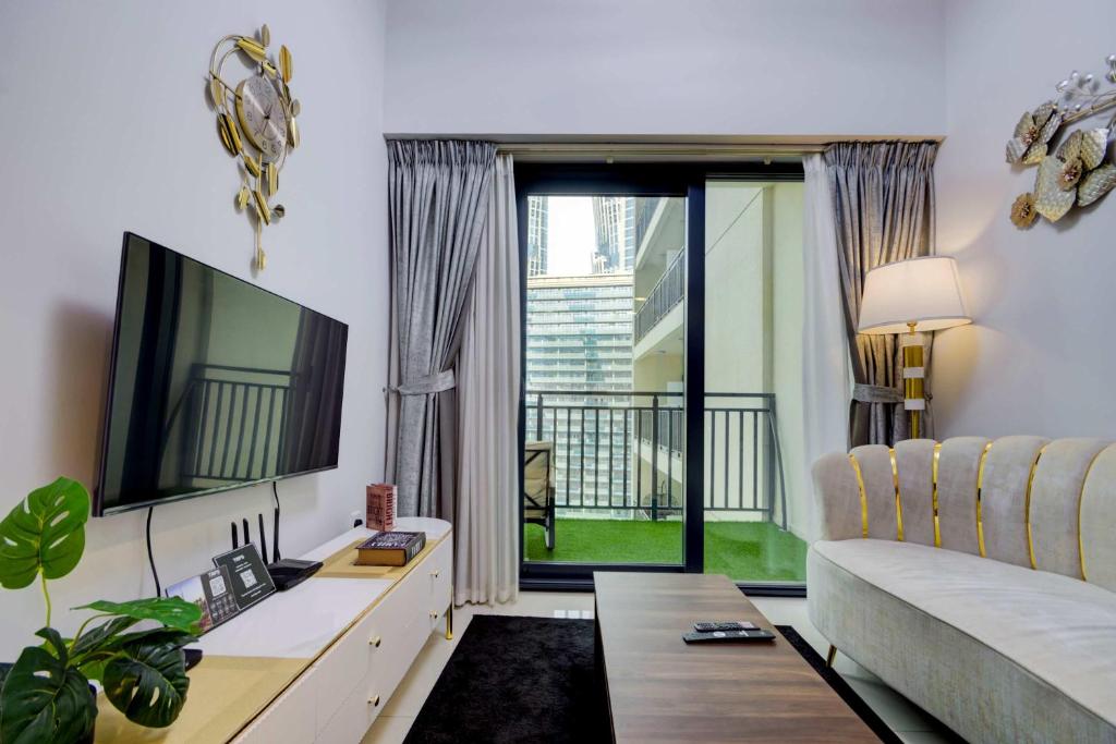 TRPS - Zada Tower, Business Bay - Chic and Cozy 1BR - Canal and City View, Dubai