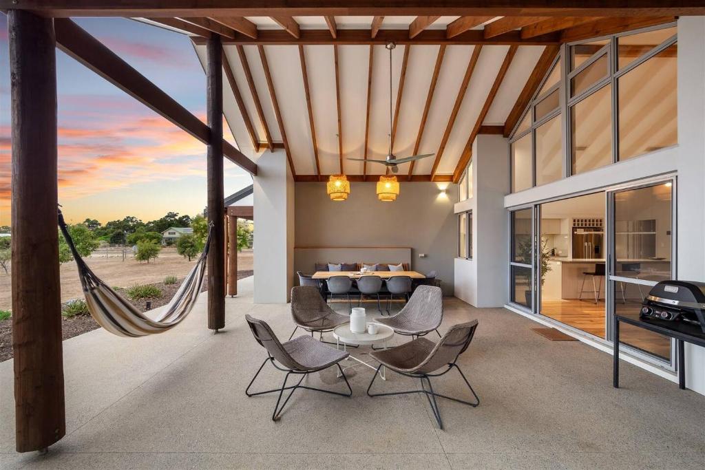 Amaroo - Luxe Hinterland Three-bedroom Farmhouse with Studio, Quindalup