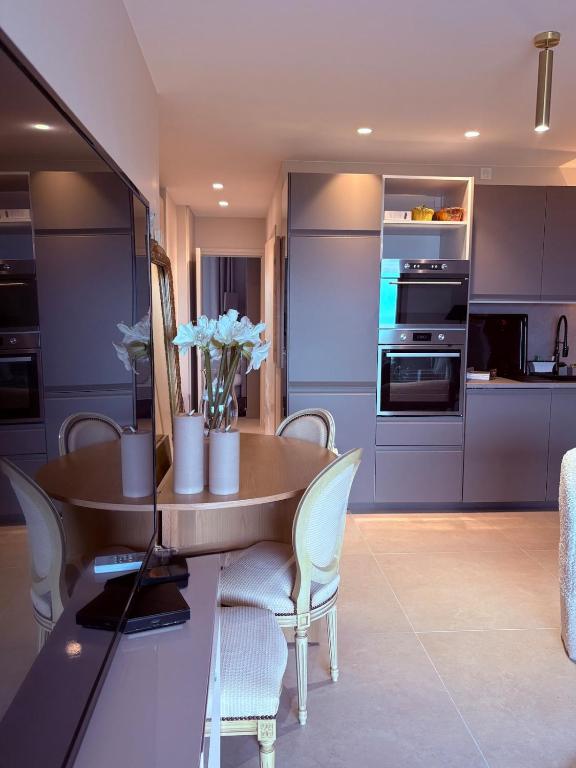 Stunning 3-Room with Panoramic Views Over Cannes - 2