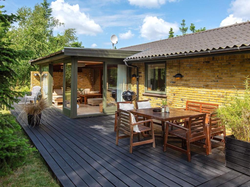 Bright Cottage with Garden Terrace-By Traum, Marielyst