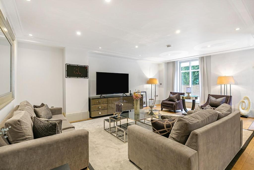 Exclusive Two-Bed Flat on Iconic Park Lane 15A, Londýn
