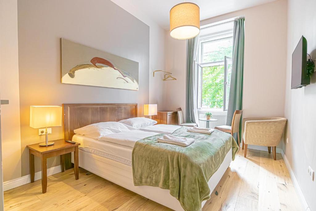 Amazing 1BR & 1LR Apt & 5 Private Bedrooms by Mariahilfer, Vienna