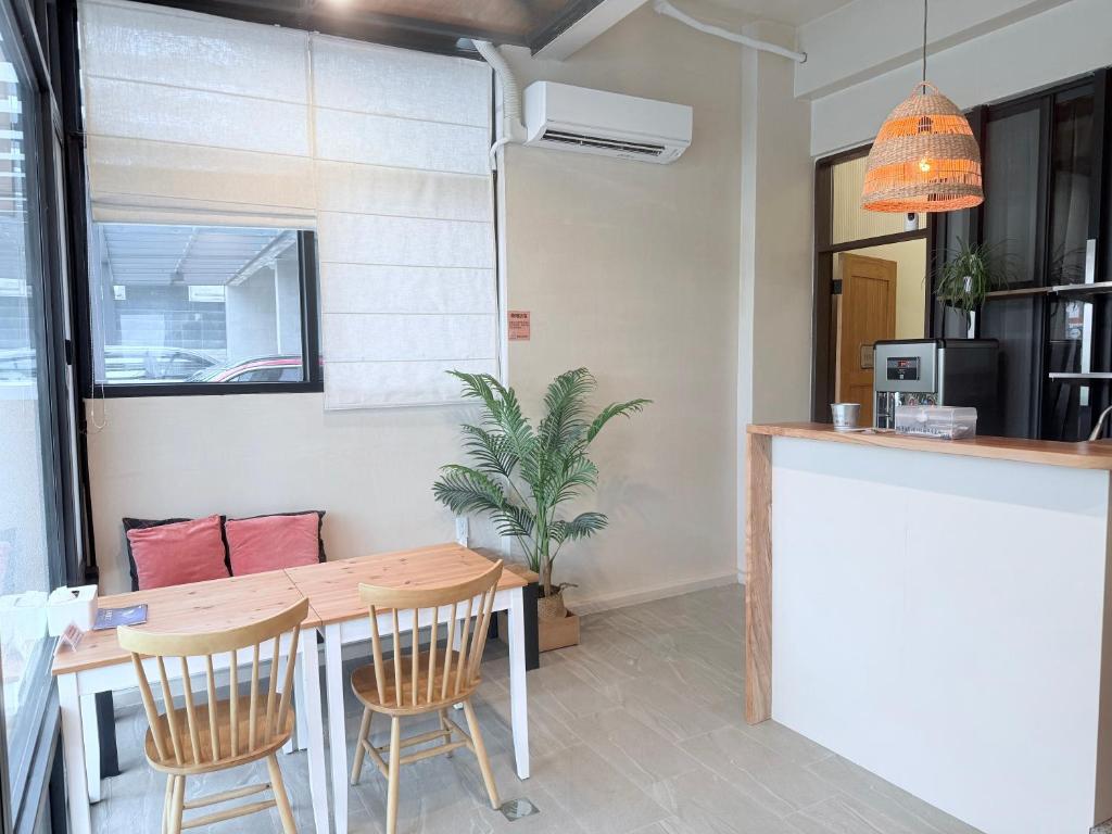 小木旅宿 (Small Wood Hostel)