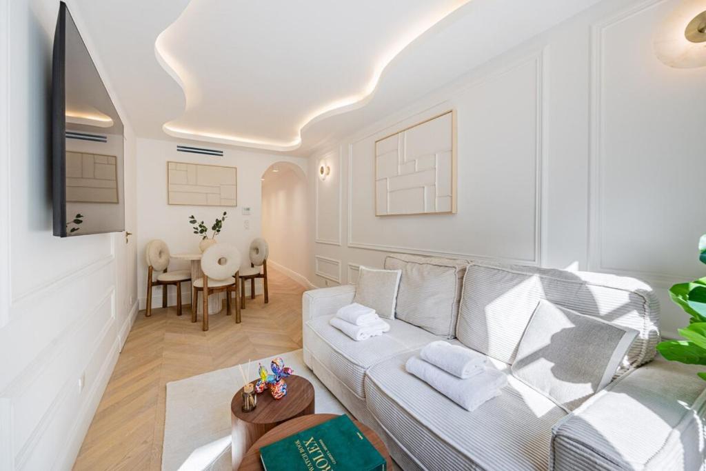 7#Newsuite#4 people#Saint Germain#Notre-Dame - 3