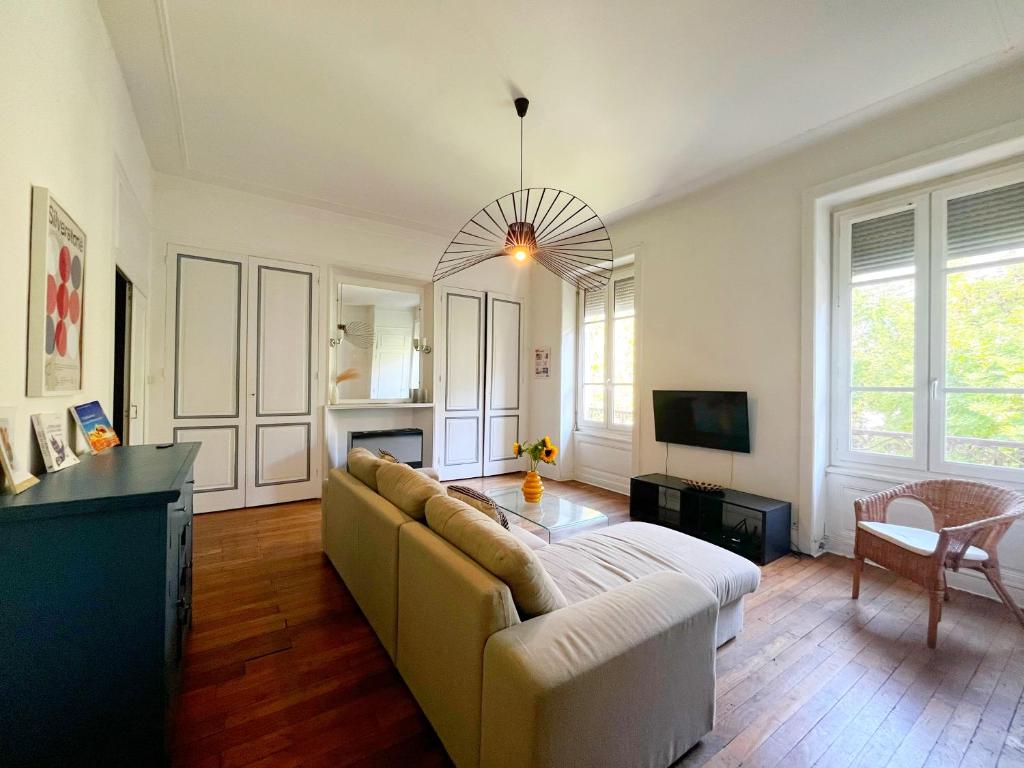 Le Valmy - appartement 6 personnes - check in h24 wifi, Lyon