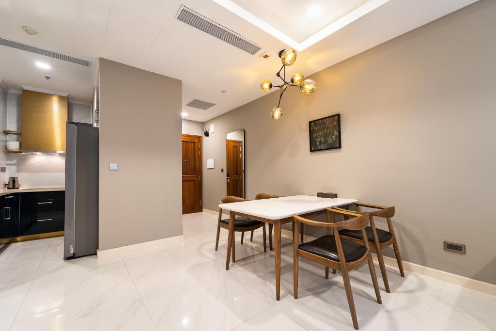 Madison, Ho Či Minovo Město