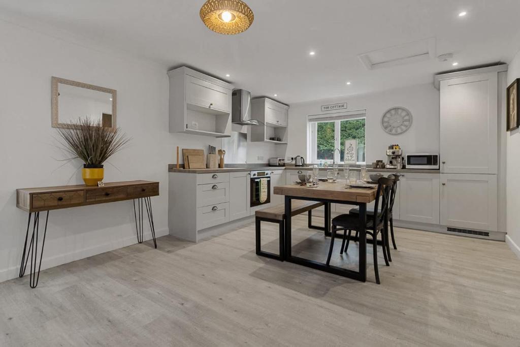 Tor Cottage -Private Hot Tub & Communal Swimming Pool with Fishing nearby 2 Dogs Max, Cheriton Bishop