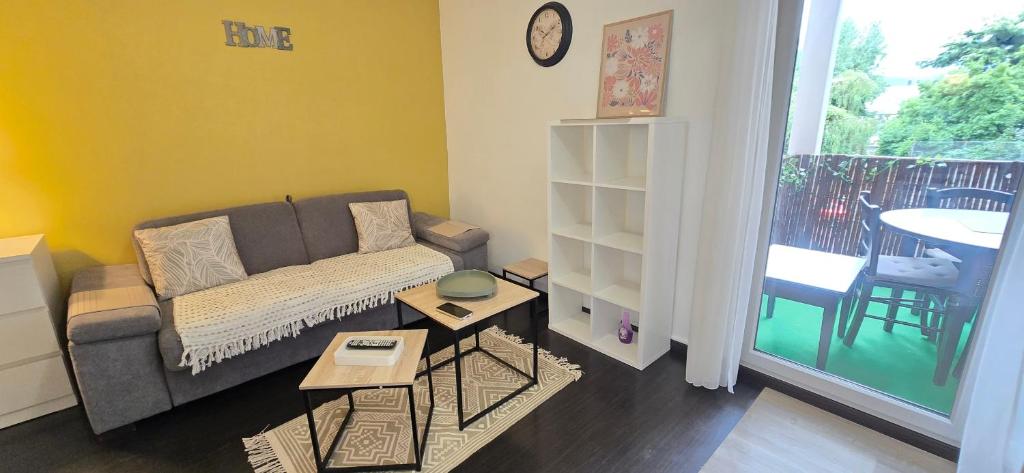 Studio cosy, parking et terrasse, Lurdy