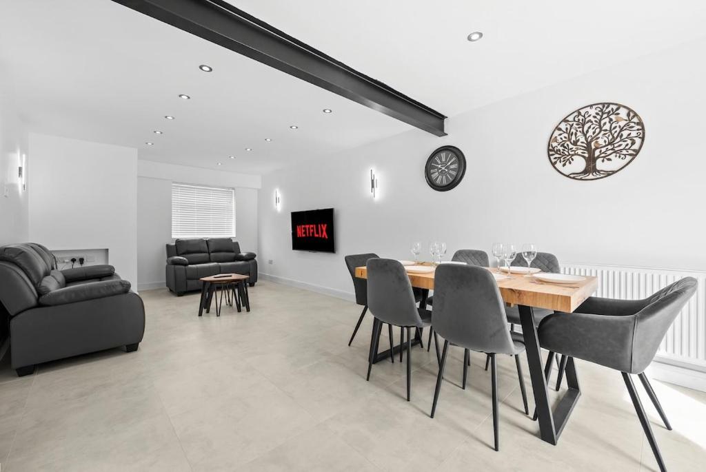 NEW! 6BR Gem, By Clarendon Stays, Free Parking, Perfect For Groups, Leamington Spa