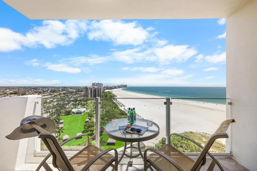18th floor beachfront condo with pool, gym and grills, Marco Island