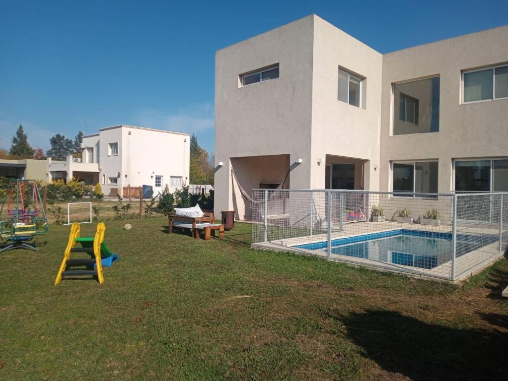 Casa con Pileta Los Arces Pilar - 1