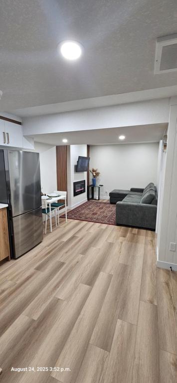 1 BR suite near WEM, with fast WiFi and parking, Edmonton