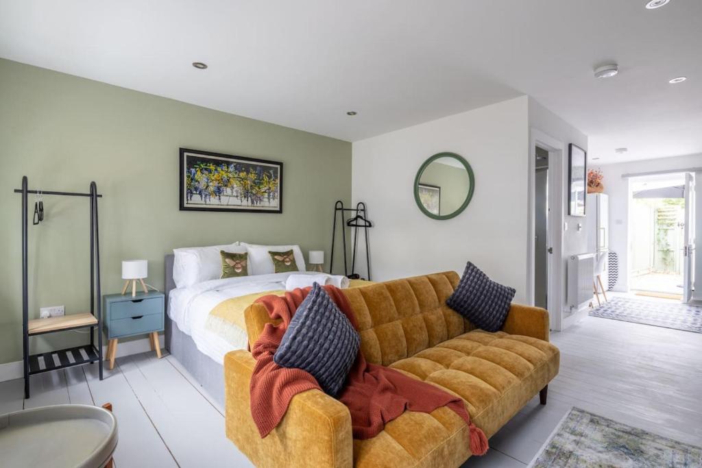 Modern Central Studio With Parking, Cambridge