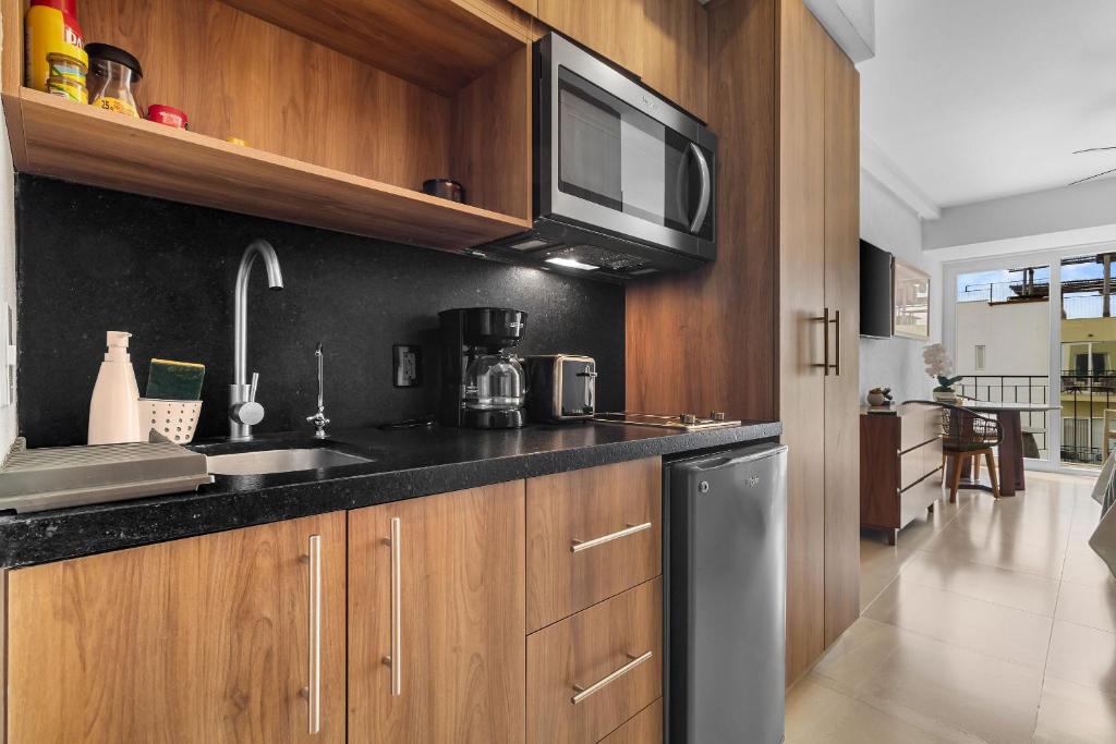 1BR • One block from the beach Pool and Jacuzzi - 3