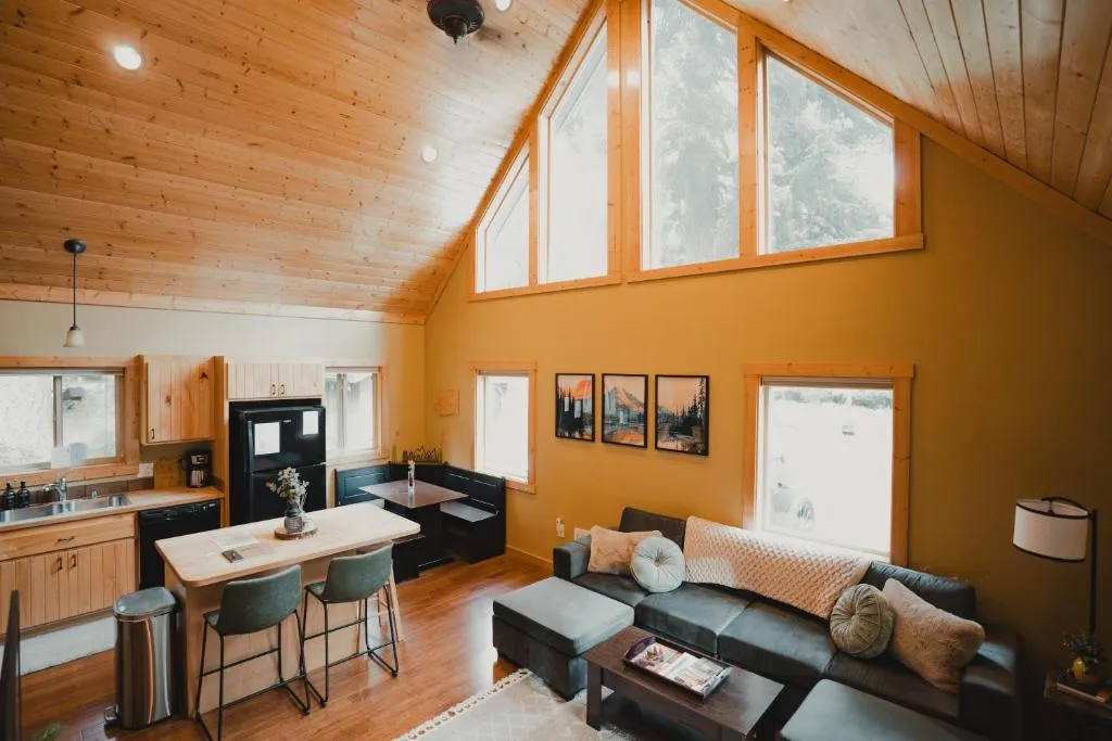 New - Cabin Minutes to Mt Rainier - EV, HotTub, 2 Queen and Twin, hotel in Ashford