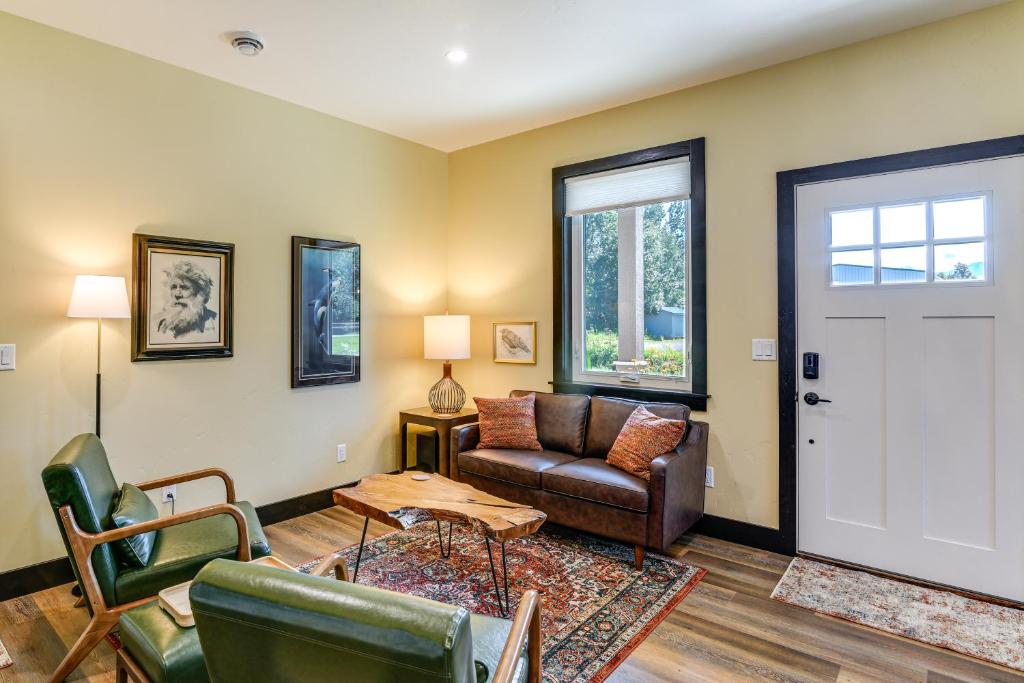 2 Mi to Dtwn Palmer Custom Valley Home with Garage, Palmer