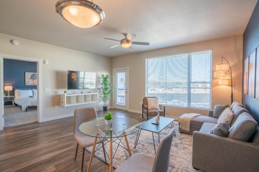 Elegant 1BD - Balcony, Pool, Gym, W-D - Sleeps 4, Tempe