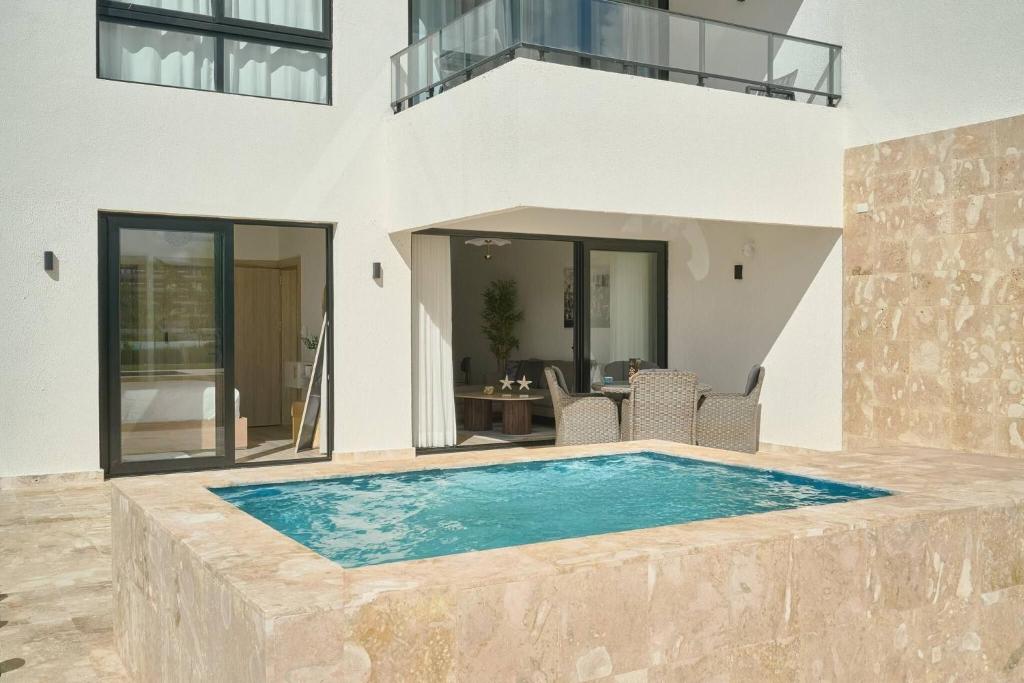 Luxury Escape Private Jacuzzi, Beach, Punta Cana SLEEP 5, Punta Cana