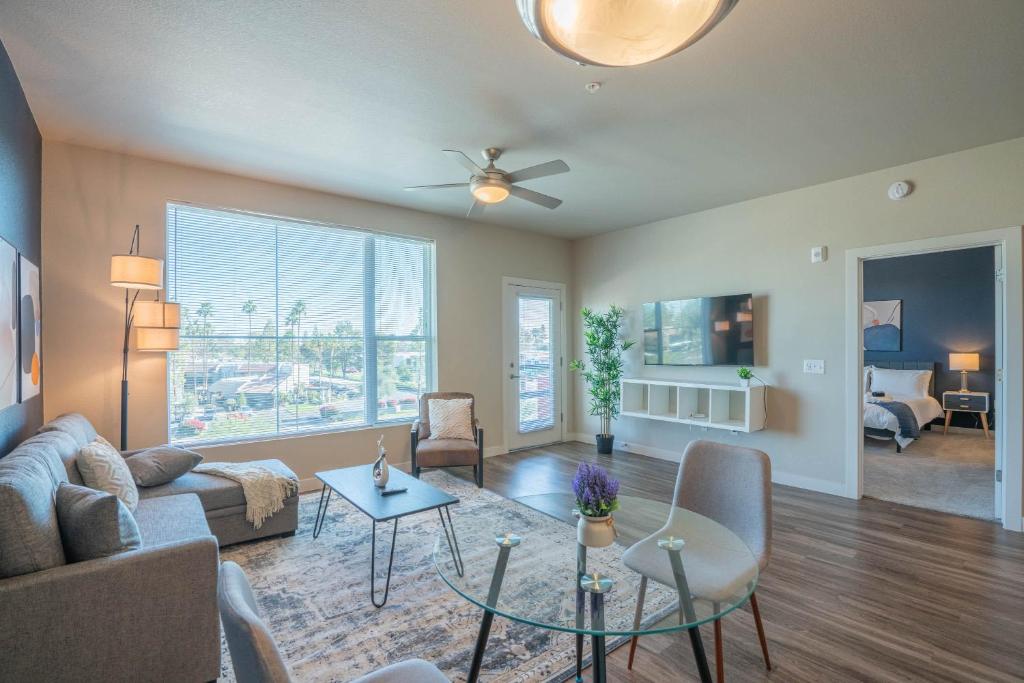 Spacious 1BD - Balcony, Pool, Gym, W-D - Sleeps 4, Tempe