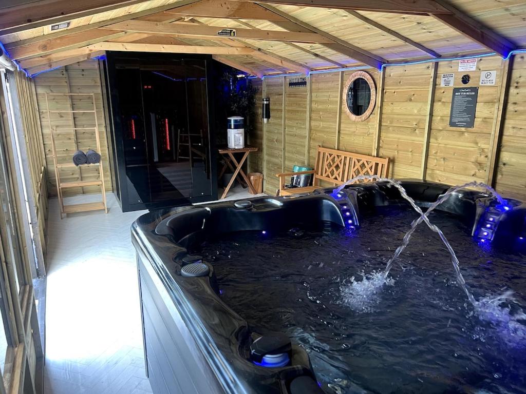 Cardiff - Sleep 7- Hot tub, Sauna, Cardiff
