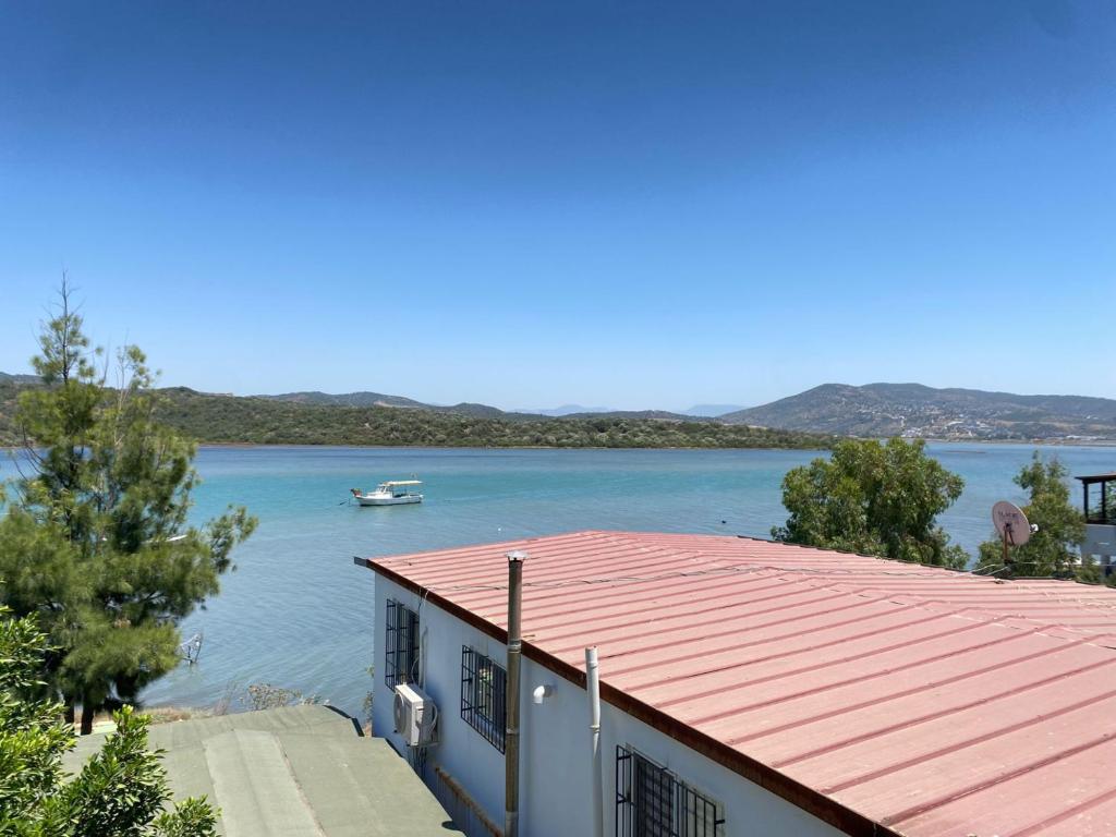 Sea View Getaway 2BR Flat Walk to Shorelin, Bogazici