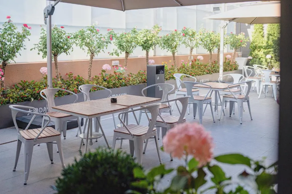 Dayin Hotel -Shanghai Hongqiao Beixinjing Metro Station Branch -Large Social Area -Bar -Café -Gym -Free Laundry Luggage Storage -24H Front Desk-English Service, hotel in Shanghai