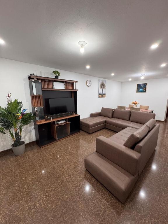 Departamento moderno con vista a los volcanes en el 1er piso - 1