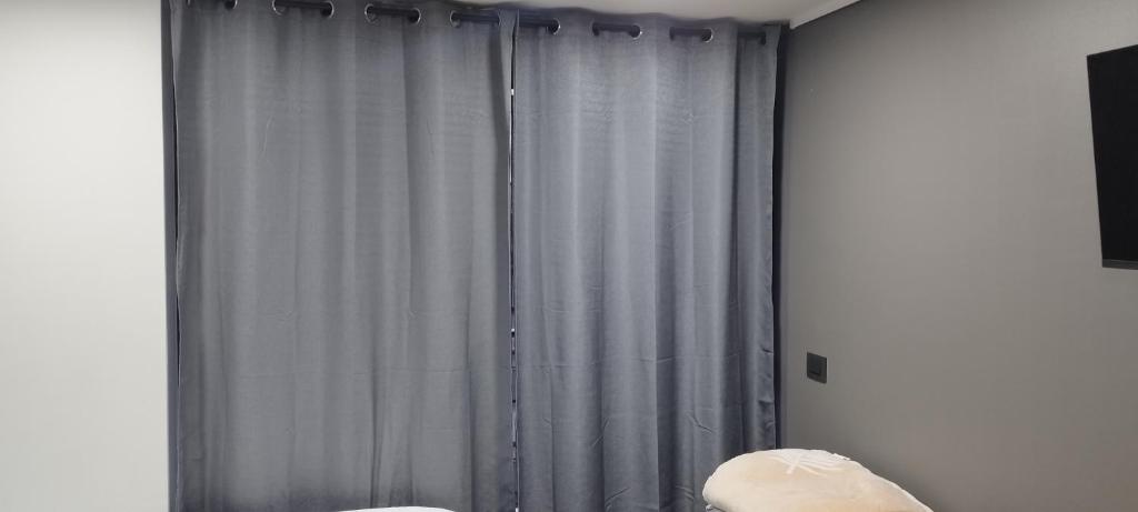 Departamento estudio con cama matrimonial y sofá cama, ideal para estadías largas - 4