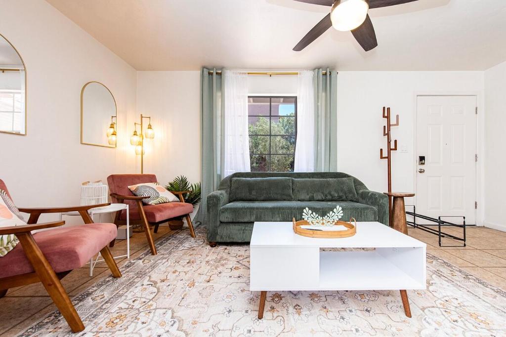 Close proximity to UofA, Pet-Friendly, Workspace!, Tucson