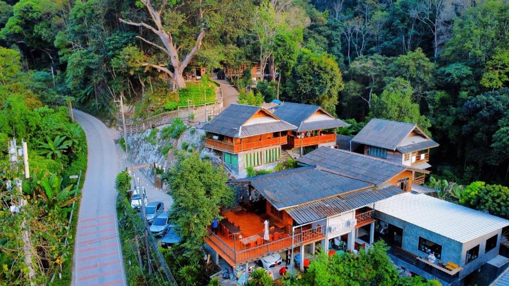 บ้านเอื้องดอยแม่กำปอง
