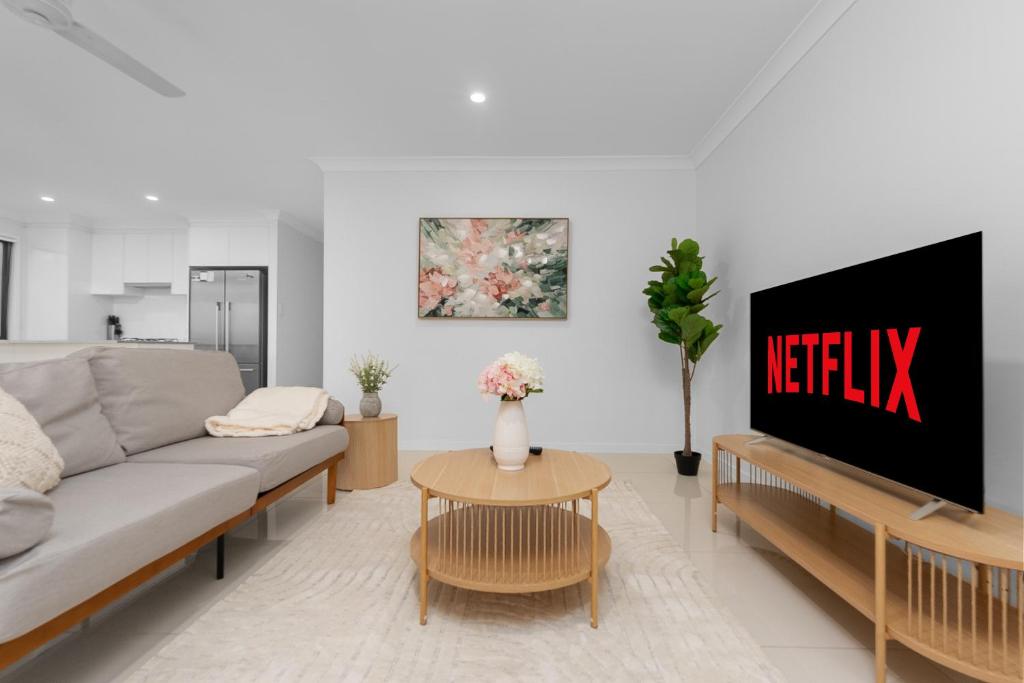 Whispering Pines - Stylish 3BR Duplex close to M1, Pimpama