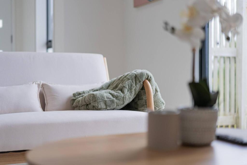 Scandi Calm - Sleek 1BD Duplex near Everything, Pimpama